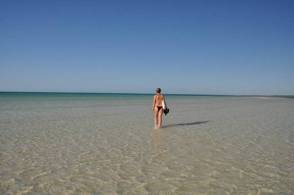 Caminhando nas águas rasas da ilha de Holbox, no norte do Yucatán, no México